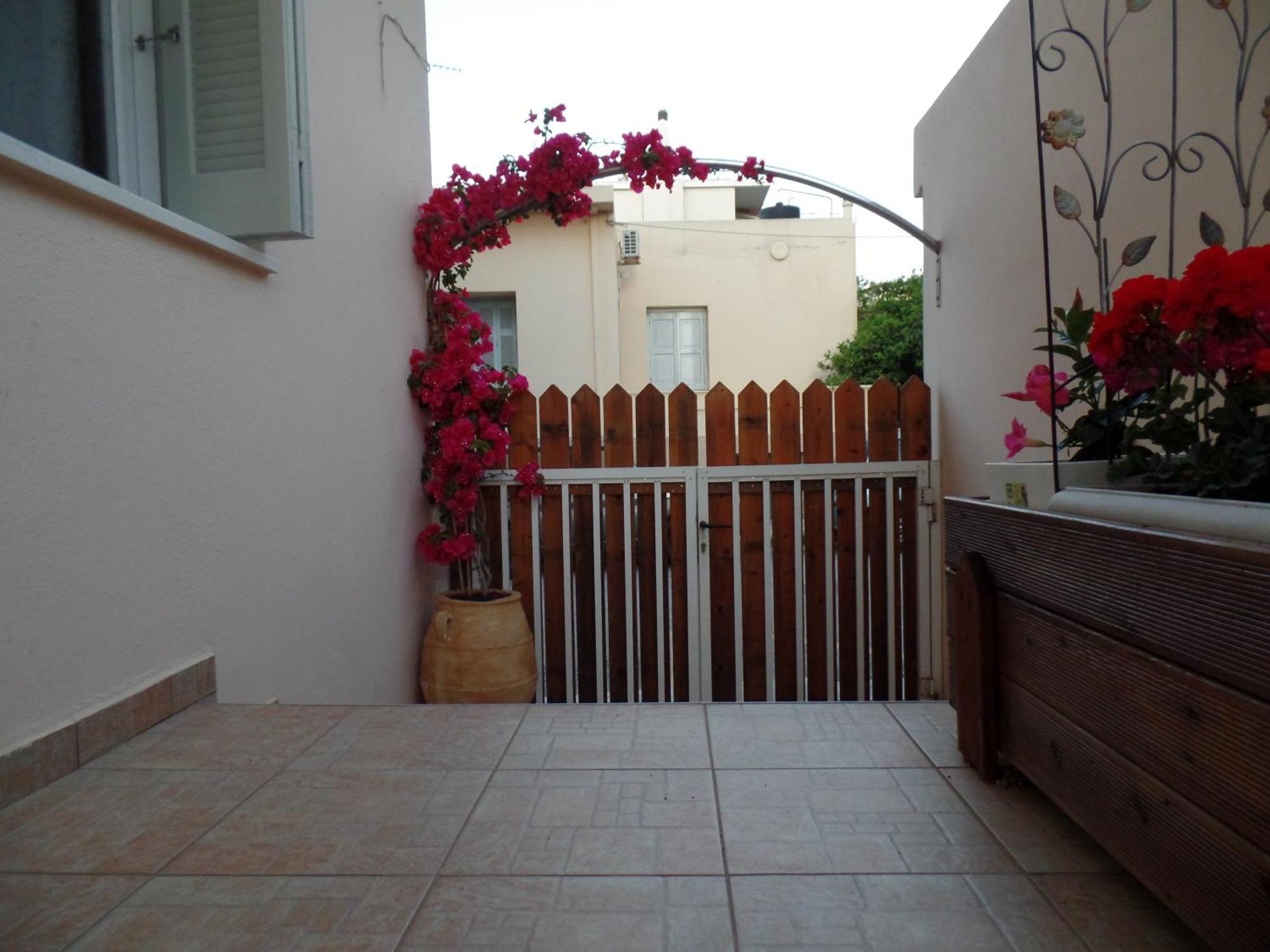 Ellis Home With Private Entrance And Nice Veranda 干尼亞 外观 照片